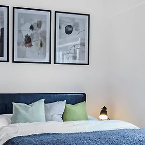 Apartment Stylish Excel 3 Bedroom Flat, London