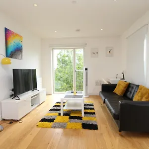 Apartment Spacious & Modern 1 Bedroom Close To Station In E16, London