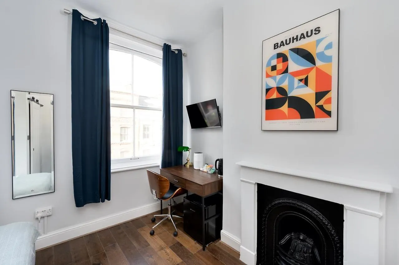 D8 House Apartment London 0*,