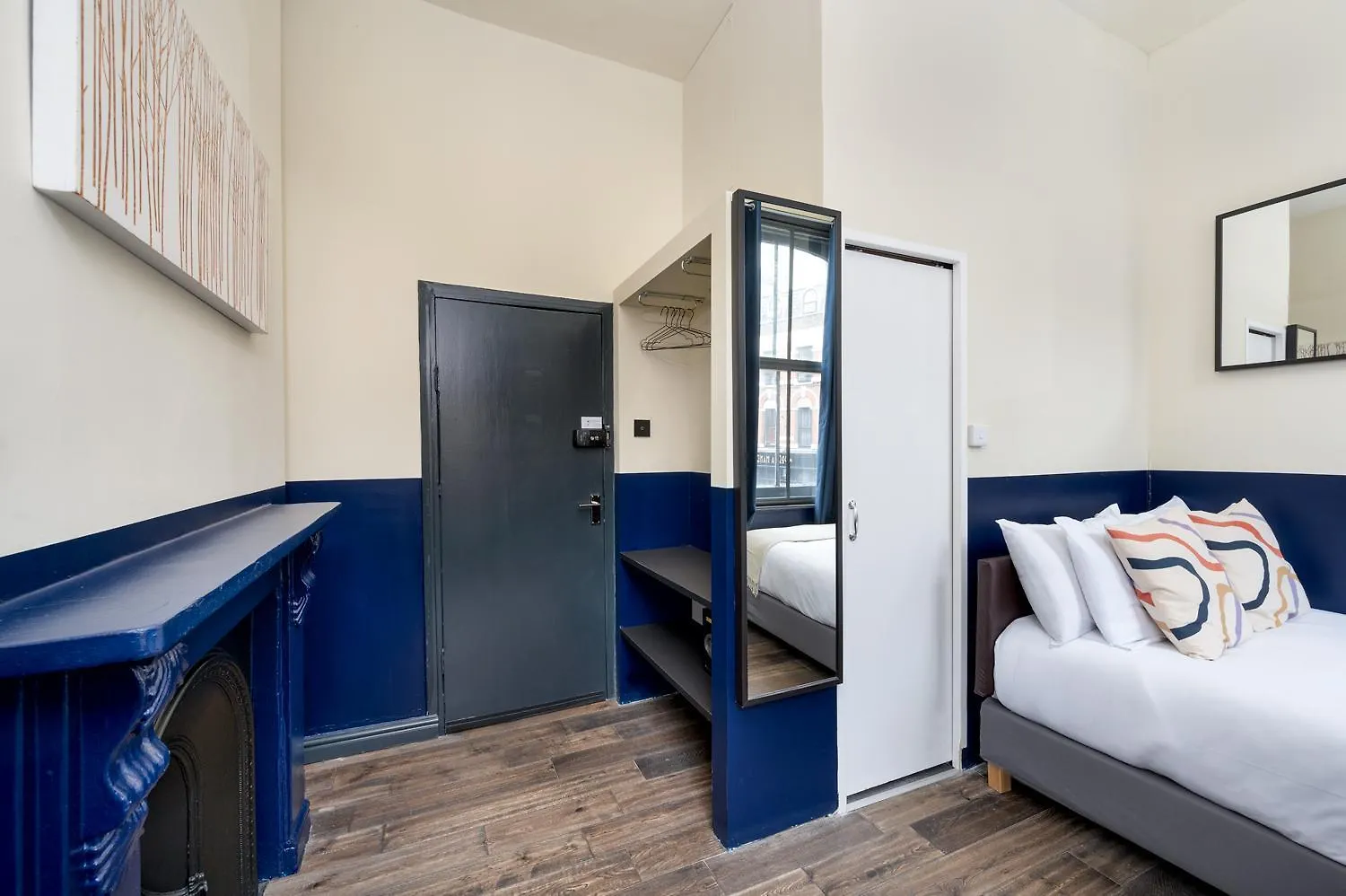 D8 House Apartment London